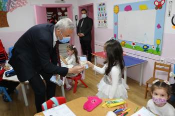 Başkan Biçer Minik Öğrencilere Hijyenik Maske Dağıttı
