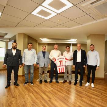 Başkan Büyükakın’A Bilecikspor Forması Hediye Ettiler
