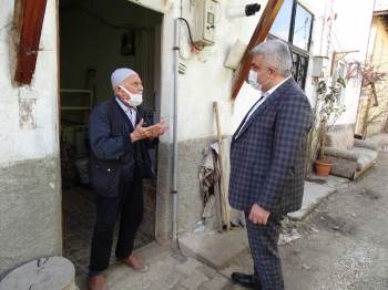 Başkan Çalışkan, Yaşlı Ve Kimsesizleri Evlerinden Tek Tek Ziyaret Ederek İhtiyaçlarını Gideriyor
