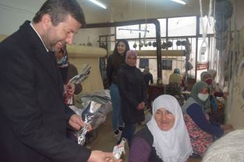 Başkan Demirci, Dünya Kadınlar Günü’Nü Karanfillerle Kutladı
