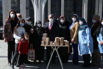 Başkan Işık’Tan Kadınlara Hediye
