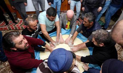 Başkan Kurt Bayburt Çamlıkoz Köyü Gençlik Derneği’ni ziyaret etti