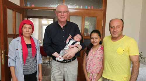 Başkan Kurt'tan hoşgeldin bebek ziyareti