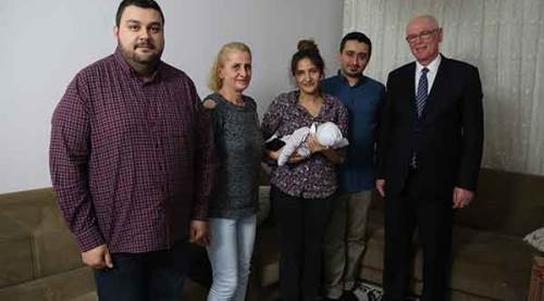 Başkan Kurt Umut bebeği ziyaret etti