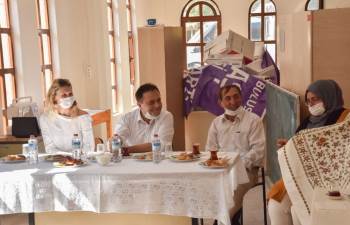 Başkan Şahin, Dikiş Kursuna Katılan Kadınları Ziyaret Etti
