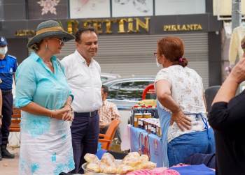 Başkan Şahin ’Üretici Kadınlar Pazar’Inı Ziyaret Etti
