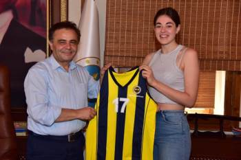 Başkan Şahin Başarılı Genç Basketbolcuyu Ağırladı
