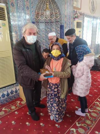 Başkan Şahin’Den Mezun Olan Kur’An Kursu Öğrencilerine Hediye
