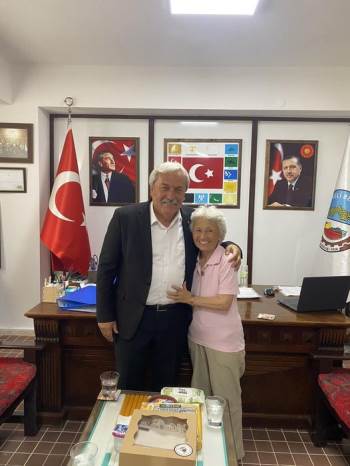 Başkan Şahin’E Öğretmeninden Sürpriz Ziyaret
