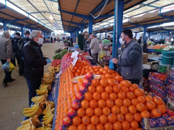 Başkan Şahin Pazarda Vatandaşlara Ve Satıcılara Maske Dağıttı

