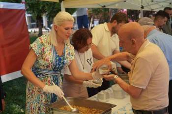 Başkan Subaşı Vatandaşlara Aşure İkram Etti
