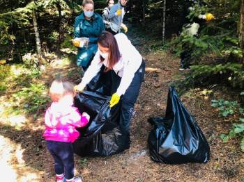 Başkan Tekin, Bozcaarmut Göleti Çevresindeki Temizlik Çalışmalarına Katıldı
