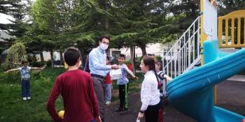 Başkan Tuna, Çocukları Sosyal Mesafe Konusunda Uyardı
