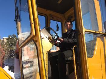 Başkan Tuna Greyderin Direksiyonunda Yol Açıyor
