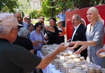 Başkan V. Subaşı Vatandaşlara Aşure İkram Etti
