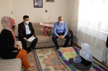 Başkan Ve Kaymakamdan 102 Yaşındaki Hamide Nineye Ziyaret

