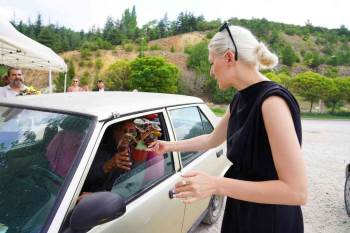 Başkan Vekili Subaşı Mezarlıkta Çiçek Hediye Etti
