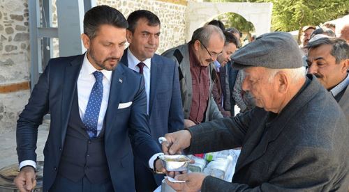 Başkan Yüzügüllü aşure dağıttı