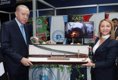 Başkan Zekiye Tekin’den Cumhurbaşkanı Erdoğan’a anlamlı hediye