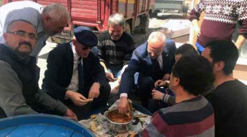Başkanın "acılı menemen" keyfi!