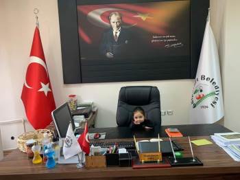 Başkanlık Koltuğunu  Çocuklara Devretti
