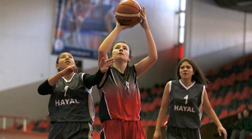 Basketbolda heyecan sürüyor