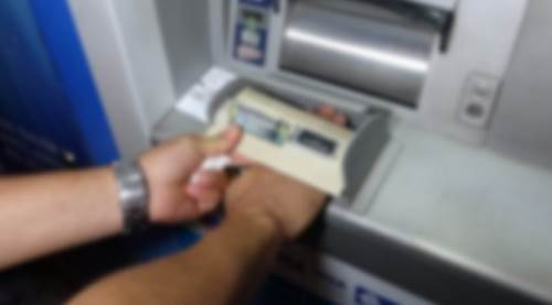 Bastığı sahte parayla ATM'yi bile dolandırdı!