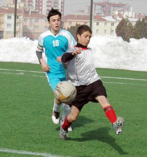 Yeşil sahada kapışma sürüyor