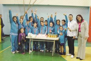 Kupa küçücük ellerde