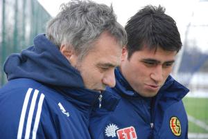 Yanal uyarılarda bulunuyor 