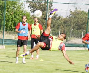 Abdülaziz dikkat çekiyor