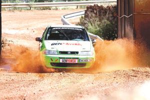 Otokros'ta çifte kupa geldi