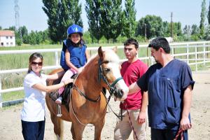 Çocuklar ata binmeyi öğreniyor