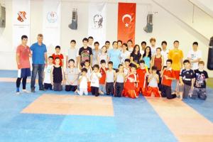 Kick-Boksun tekniğini öğreniyorlar