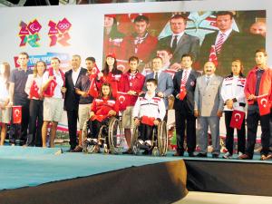 Londra'ya gidecek atletler Sarar'dan giyindi