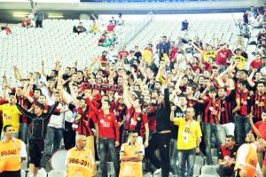 Umutla geldiler, boyunları bükük döndüler