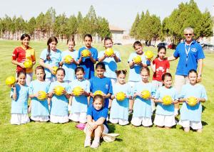 Yeşil sahada hentbol antrenmanı