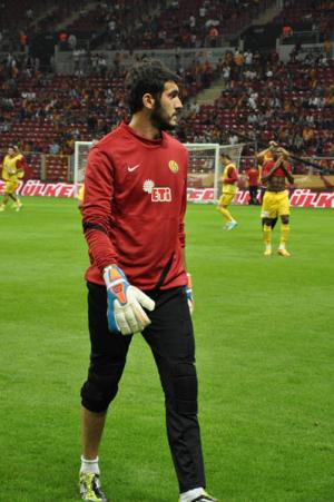 Gençler kulübeye demir attı