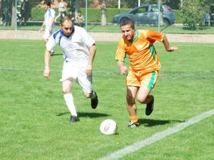 Usta ayaklar yeşil sahada