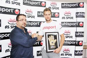 Eldivenler imzaladı