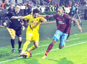 Gözleri Alper'in üzerindeydi