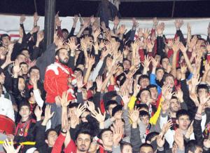 Tribünler tek ağızdı