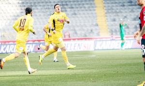 Diego Es Es'i sırtladı