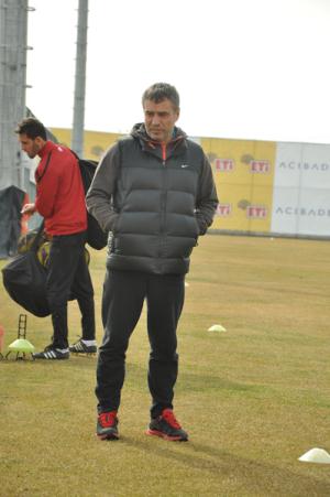 Kara kara Karabükspor'u düşünüyor