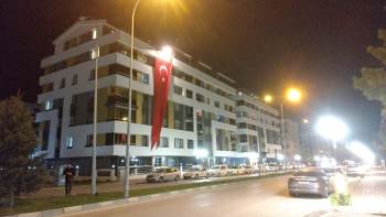 Bayrakları Astılar, Hep Bir Ağızdan İstiklal Marşı’Nı Okudular
