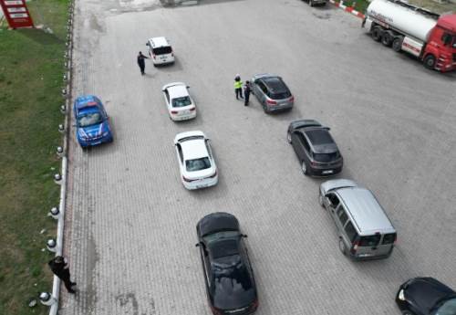 Bayram dönüşü yoğunluğunda kurallara uymayan sürücülere göz açtırmadılar