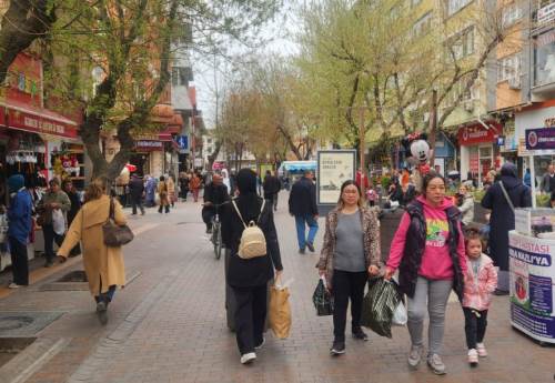 Bayram öncesi Eskişehir çarşısında yoğunluk artarak devam ediyor