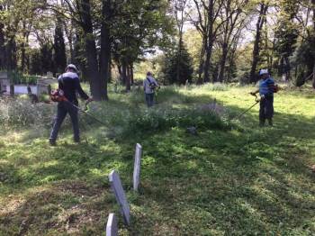 Bayram Öncesi Mezarlıklar  Temizleniyor
