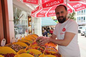 Bayram Şekeri Ve Çikolata Satıcısı: "Şekerlerimizi Ve Çikolata Çeşitlerimizi Her Sene Olduğu Gibi Büyük Bir Umutla Sergiledik"
