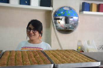 Bayram Tatlıları Tezgahlarda Yerini Aldı
